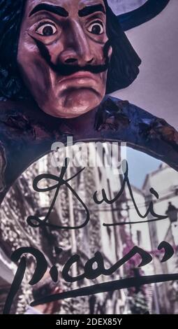 Büste von Salvador Dali in einem Spiegel mit seinem Namen, dass von Picasso und die Reflexion der Bucht von Cadaques, Gerona, Katalonien, Spanien, Europa Stockfoto