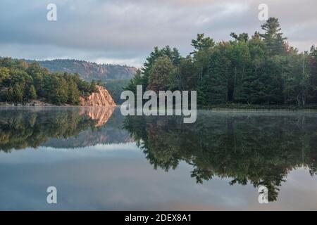 Geographie/Reise, Kanada, Reflections on George Lake at Daybreak in Killarney Provincial Park, Ontario, Additional-Rights-Clearance-Info-not-available Stockfoto