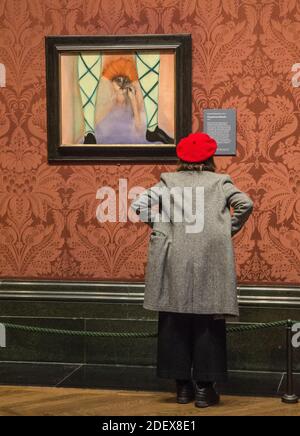 London UK 02 Dec 2020 The National Gallery presented today a New Display by 2020 National Gallery Artist in Residence: Rosalind Nashashibi an Overflow of Passion and Sentiment präsentiert vier neue Gemälde unterschiedlicher Größe, die in Raum 30 unter den spanischen Gemälden der Galerie aus dem 17. Jahrhundert eingestreut sind. Ein Besucher, der Phosphor Malvolio Quezada-Neiman/Alamy Live News Stockfoto