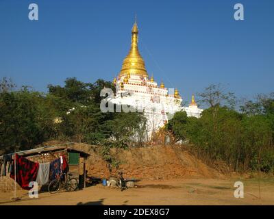 Die Pagode an der Küste des Taungthaman Sees, Amarapura, Myanmar Stockfoto