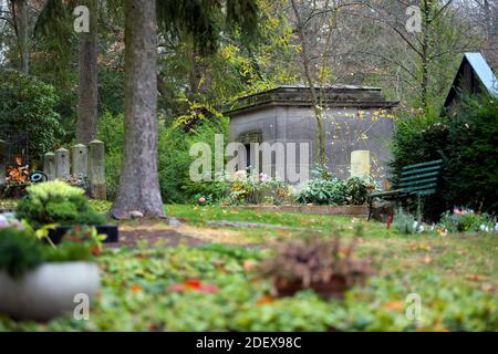 25. November 2020, Brandenburg, Potsdam: Laub liegt auf den Gräbern des Friedhofs im Potsdamer Stadtteil Klein-Glienicke. 1781 war das Gebiet ein Geschenk von Friedrich II. An die Kolonisten der Siedlung als Begräbnisstätte. In den Jahrzehnten nach 1872, nach dem Bau der Villenkolonie Neu-Babelsberg, wurden auch Persönlichkeiten aus der Umgebung auf dem Friedhof begraben. Klein Glienicke war zur Zeit der deutschen Teilung eine Exklave- und Sondersicherheitszone der DDR im West-Berliner Bezirk Zehlendorf und daher schwer zugänglich. Seit dem Jahr 2000 sammelt ein Freundeskreis donat Stockfoto