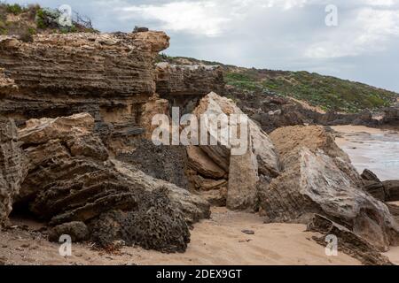 Felsen mit starker Erosion am Stony Point in Robe South Australia am 11. November 2020 Stockfoto