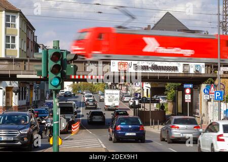 Essen, Ruhrgebiet, Nordrhein-Westfalen, Deutschland - Straßenszene am Bahnhof Essen-Altenessen in der Altenessener Straße im Stadtteil Alte Stockfoto