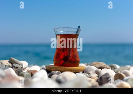 Armudu. Tee im Glas am Strand. Stockfoto