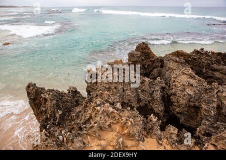 Felsen mit starker Erosion am Stony Point in Robe South Australia am 11. November 2020 Stockfoto