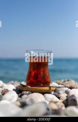 Armudu. Tee im Glas am Strand. Stockfoto