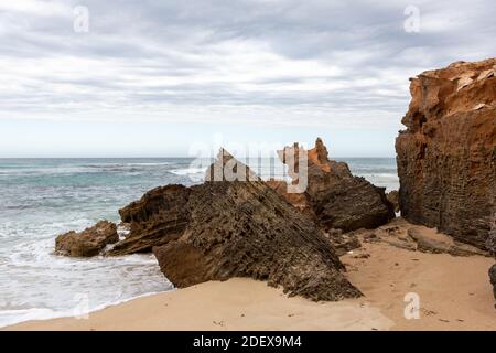 Felsen mit starker Erosion am Stony Point in Robe South Australia am 11. November 2020 Stockfoto