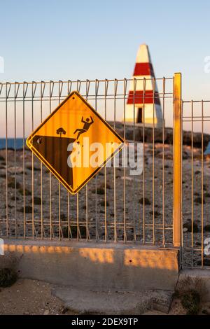 Der Sicherheitszaun, der den Obelisk schützt, verschwimmt selektiv in der Hintergrund befindet sich in Robe South Australia am 10. November 2020 Stockfoto