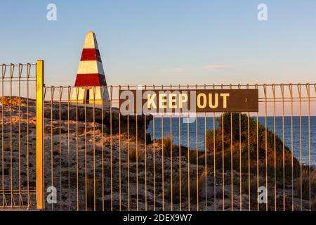 Der Sicherheitszaun zum Schutz des Obelisken in Robe South Australien am 10. November 2020 Stockfoto