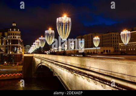 = Silvester Lichter der Bolschoj Moskworetski Brücke in der Dämmerung = Winkelansicht der Bolschoj Moskvoretsky Brücke über Moskwa -Fluss (Moscow River) beleuchtet von Stockfoto