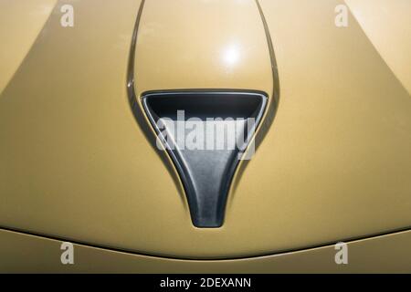 Nahaufnahme des NACA-Kanals und der Beule Die Motorhaube eines goldenen Alfa Romeo Montreal klassischen Sports coupé Stockfoto