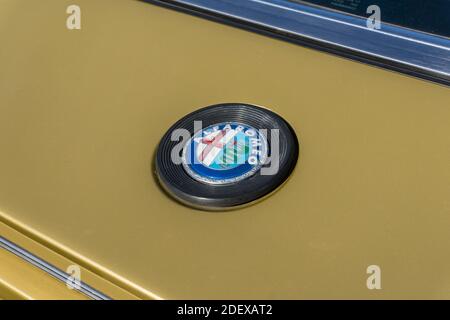 Nahaufnahme Detail des Emblems Abzeichen auf dem Stiefel Von einem goldenen Alfa Romeo Montreal Classic Sport Coupé Stockfoto