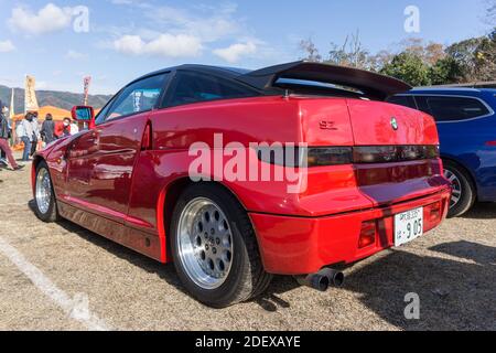 Rückansicht eines roten Alfa Romeo SZ Sportcoupés Draußen bei Sonnenschein Stockfoto