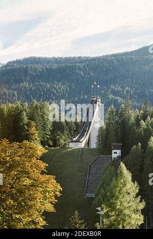 Trampolino Olimpico Italia, eine Skisprungschanze (K90), erbaut 1955 in Cortina d'Ampezzo, Italien, heute verlassen, für die Olympischen Winterspiele genutzt Stockfoto