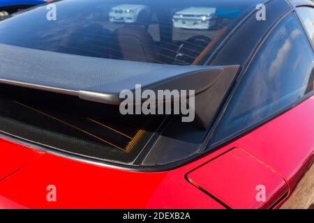 Nahaufnahme der Heckscheibe und des Flügels eines Red Alfa Romeo SZ Sport Coupé draußen in der Sonne Stockfoto