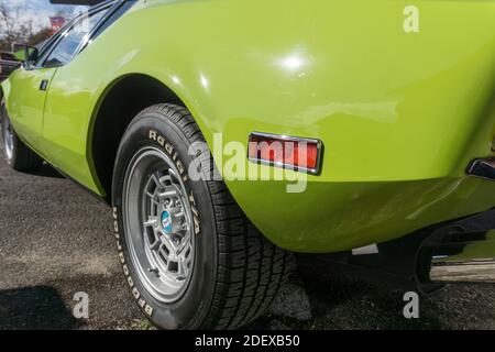 Nahaufnahme der Campagnolo Hinterradfelge und BF Goodrich Reifen auf einem lindgrünen De Tomaso Pantera draußen in Sonnenschein Stockfoto