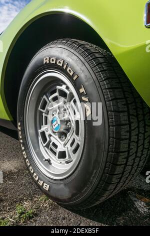 Nahaufnahme der Campagnolo Hinterradfelge und BF Goodrich Reifen auf einem lindgrünen De Tomaso Pantera draußen in Sonnenschein Stockfoto