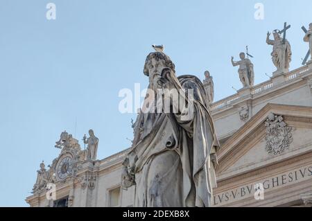 Statue von St. Paul vor der Basilika St. Peter die Basilika Fassade Vatikanstadt, Rom, Italien Stockfoto