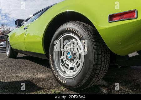 Nahaufnahme der Campagnolo Hinterradfelge und BF Goodrich Reifen auf einem lindgrünen De Tomaso Pantera draußen in Sonnenschein Stockfoto