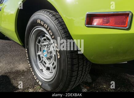 Nahaufnahme der Campagnolo Hinterradfelge und BF Goodrich Reifen auf einem lindgrünen De Tomaso Pantera draußen in Sonnenschein Stockfoto