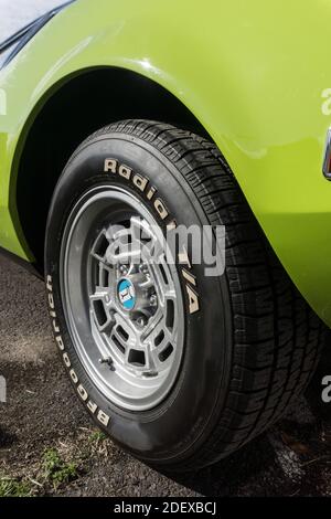 Nahaufnahme der Campagnolo Hinterradfelge und BF Goodrich Reifen auf einem lindgrünen De Tomaso Pantera draußen in Sonnenschein Stockfoto