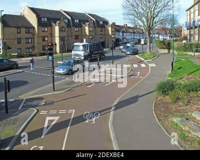 Neu gestaltete Kreuzung mit Fahrradwegen; Lea Bridge Road / Wood Street, London, Großbritannien. Teil der Initiative „Mini-Holland“ „Safer Streets“ von Waltham Forest. Stockfoto