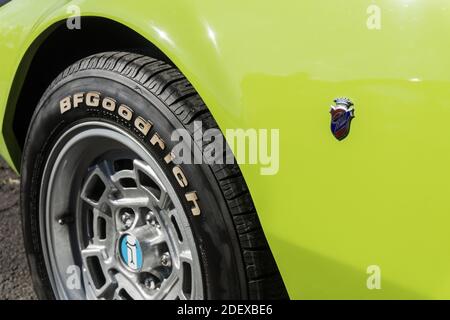 Nahaufnahme der Campagnolo Hinterradfelge und BF Goodrich Reifen auf einem lindgrünen De Tomaso Pantera draußen in Sonnenschein Stockfoto