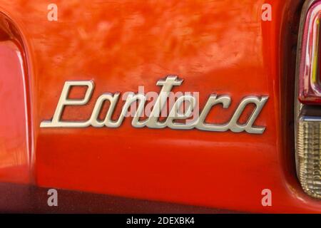 Logo der Marke De Tomaso auf der Rückseite eines Red De Tomaso Pantera GT5-S Supersportwagen Stockfoto