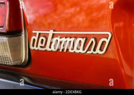 Logo der Marke De Tomaso auf der Rückseite eines Red De Tomaso Pantera GT5-S Supersportwagen Stockfoto