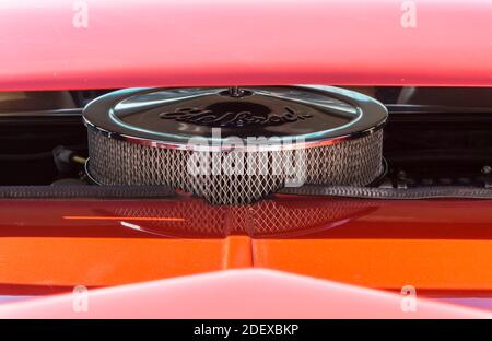 Nahaufnahme des Luftfilters am V8 Motor eines roten De Tomaso Pantera GT5-S Stockfoto