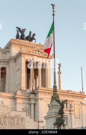 Flagge Italiens vor Altare della Patria Rom, Italien Stockfoto