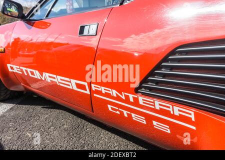 Nahaufnahme der Lüftungsschlitze auf der Seite eines roten De Tomaso Pantera GT5-S draußen bei Sonnenschein. Stockfoto