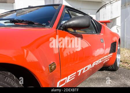 Blick auf die linke Seite eines roten De Tomaso Pantera GT5-S von vorne im Blick zurück Stockfoto