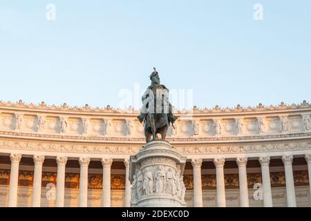 Statue von Viktor Emmanuel Vittoriano vor der klassischen Kolonnade, Rom Stockfoto