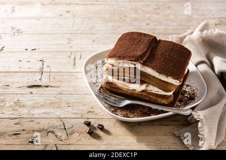 Traditionelle Tiramisu Kuchen isoliert auf weißem Hintergrund Stockfoto