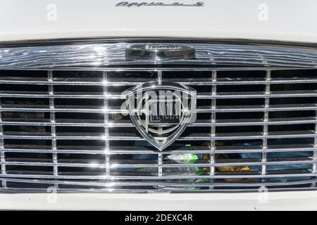 Frontansicht des Kühlergrills eines weißen 1958-Drittel Serie Lancia Appia Coupe Cabriolet draußen bei Sonnenschein Stockfoto