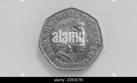 Ein Nahaufnahme Makro Detail von British 50 Pence Coin. Vorderseite Stockfoto