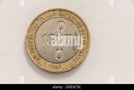 Eine Nahaufnahme Makro Detail von zwei Pfund Großbritannien Münze . Umkehren Stockfoto