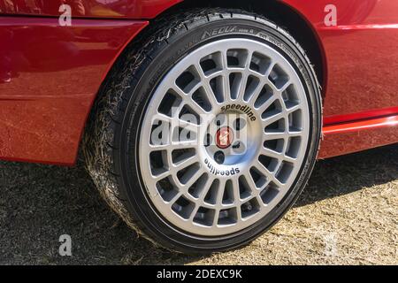 Nahaufnahme der silbernen fünf-Bolzen Speedline Montecarlo Leichtmetallfelgen auf Ein roter Lancia Delta HF Integrale Evoluzione draußen in Sonnenschein Stockfoto