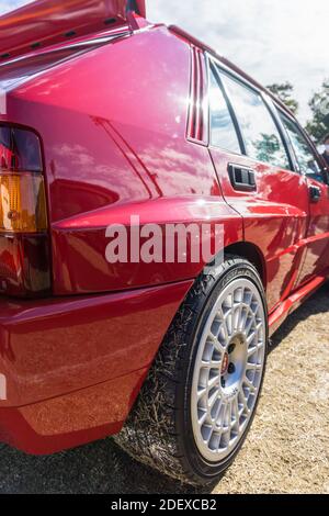 Nahaufnahme des Hecks des roten Lancia Delta HF Integrale Evoluzione mit Blick nach vorne, zeigt die Speedline Montecarlo Leichtmetallfelgen und Radkasten Stockfoto