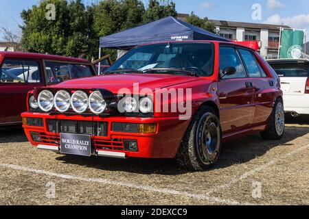 Ein rotes Lancia Delta HF Integrale Evoluzione Auto mit Speedline Montecarlo Leichtmetallfelgen, Carbon Bremsscheibenlüfter und Rallye-Lichtpod draußen bei Sonnenschein Stockfoto