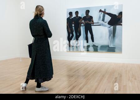 London, Großbritannien. Dezember 2020. Ein Besucher sieht 'EINE Konzentration', 2018. Vorschau auf „Lynette Yiadom-Boakye: Fly in League with the Night“, die erste große britische Übersichtsausstellung der britischen Künstlerin Lynette Yiadom-Boakye. Über 70 ihrer zwei Jahrzehnte umfassenden Arbeiten sind in der Tate Britain zu sehen. Es ist die erste neue Ausstellung in der Tate, seit die Galerien wieder eröffnet wurden, nachdem die Beschränkungen für die Sperrung des Coronavirus durch die britische Regierung etwas gelockert wurden. Kredit: Stephen Chung / Alamy Live Nachrichten Stockfoto