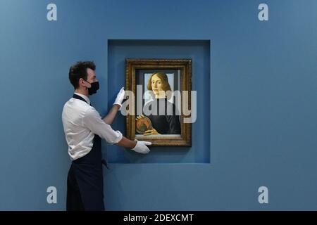 London, Großbritannien - 2. Dezember 2020 Sandro Botticellis Young man Holding a Roundel enthüllt in London das ultimative Renaissance-Porträt und wahre Schönheit für die Ewigkeit. Eines der größten Renaissance-Gemälde, das in Privatbesitz ist und zum ersten Mal seit 40 Jahren in London ausgestellt wird, vor der New Yorker Auktion, bei der es voraussichtlich mehr als 80 Millionen US-Dollar verkaufen wird. Quelle: Nils Jorgensen/Alamy Live News Stockfoto