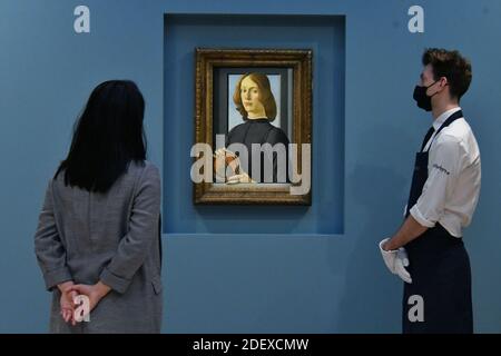 London, Großbritannien - 2. Dezember 2020 Sandro Botticellis Young man Holding a Roundel enthüllt in London das ultimative Renaissance-Porträt und wahre Schönheit für die Ewigkeit. Eines der größten Renaissance-Gemälde, das in Privatbesitz ist und zum ersten Mal seit 40 Jahren in London ausgestellt wird, vor der New Yorker Auktion, bei der es voraussichtlich mehr als 80 Millionen US-Dollar verkaufen wird. Quelle: Nils Jorgensen/Alamy Live News Stockfoto