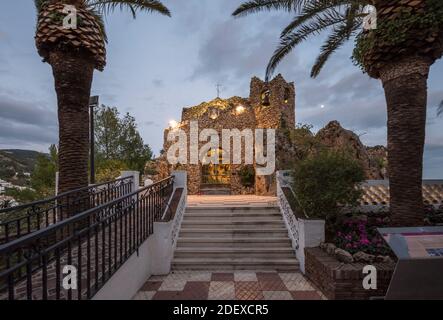 Die Kapelle der Jungfrau Maria de la Peña in Mijas Pueblo in der Abenddämmerung, Costa del Sol, Andalusien, Spanien. Stockfoto