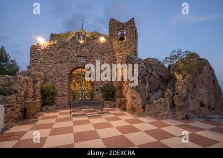 Die Kapelle der Jungfrau Maria de la Peña in Mijas Pueblo in der Abenddämmerung, Costa del Sol, Andalusien, Spanien. Stockfoto