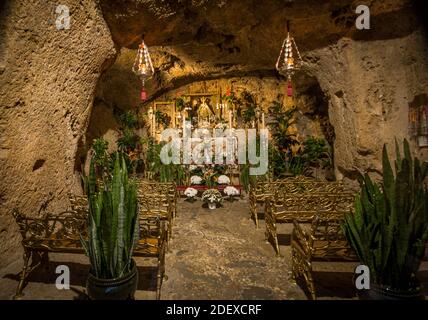 Innenraum der Kapelle der Jungfrau von La Peña in Mijas Pueblo, Costa del Sol, Andalusien, Spanien. Stockfoto