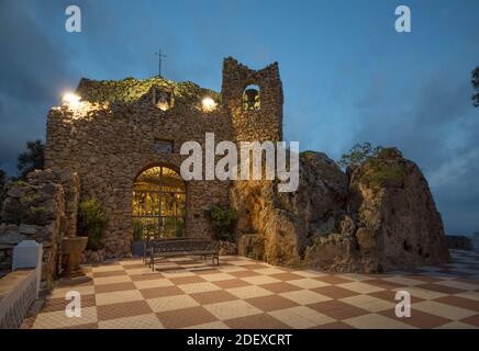 Die Kapelle der Jungfrau Maria de la Peña in Mijas Pueblo in der Abenddämmerung, Costa del Sol, Andalusien, Spanien. Stockfoto