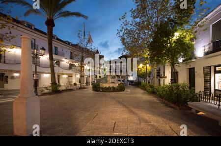 Plaza de la Constitution, weiß getünchte Ortschaft Mijas Pueblo, nachts in Südspanien, Andalusien. Stockfoto