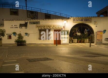 Stierkampfarena des weiß gewaschenen Dorfes Mijas Pueblo, nachts in Südspanien, Andalusien. Stockfoto